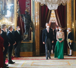 Sus Majestades los Reyes a su entrada al Salón del Trono