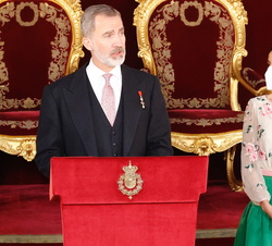 Su Majestad el Rey durante sus palabras, acompañadado por Su Majestad la Reina