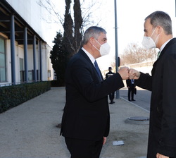 Su Majestad el Rey recibe el saludo del presidente del Comité Ejecutivo de IFEMA, José Vicente de Los Mozos