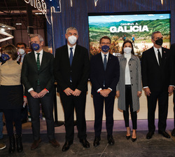 Sus Majestades los Reyes durante su visita al stand de GALICIA donde fueron recibidos por el presidente de la Xunta de Galicia entre otras autoridades