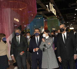 Sus Majestades los Reyes visitan el stand de GALICIA