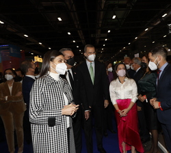 Don Felipe y Doña Letizian reciben el saludo de las autoridades en el stand de CANARIAS