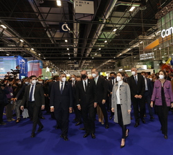 Sus Majestades los Reyes a la finalización de su visita al stand de CANARIAS