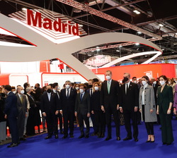 Sus Majestades los Reyes junto a las autoridades que les han recibido en el stand de MADRID