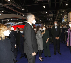 Don Felipe y Doña Letizia visitan el stand de TURESPAÑA donde les recibe su director general, Miguel Ángel Sanz