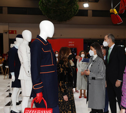 Sus Majestades los Reyes durante su visita al pabellón de IBERIA