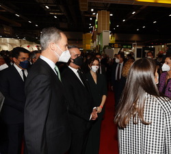 Don Felipe y Doña Letizia durante su visita al pabellón de PARADORES