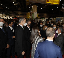 Sus Majestades los Reyes conversan con los asistentes al stand de PARADORES