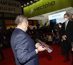 Sus Majestades los Reyes visitan el stand de IRYO