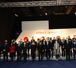Sus Majestades los Reyes junto a los ministros de Turismos internacionales