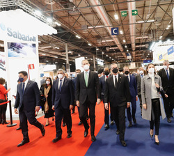 Don Felipe y Doña Letizia junto a las autoridades durante su visita a FITUR