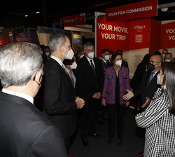 Sus Majestades los Reyes durante su visita al stand de turismo cinematográfico, FITUR SCREEN
