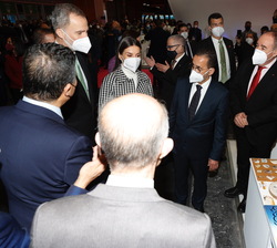 Don Felipe y Doña Letizia conversan con los asistentes en el stand de MARRUECOS