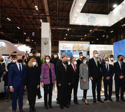 Sus Majestades los Reyes junto a las autoridades que les acompañaron 