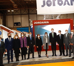 Durante su recorrido por FITUR, Don Felipe y Doña Letizia visitan el stand de JORDANIA