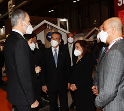 Sus Majestades los Reyes conversan con las autoridades presentes en el stand de JORDANIA