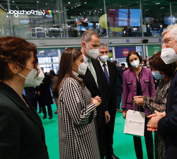 Don Felipe y Doña Letizia durante su visita al stand de PORTUGAL