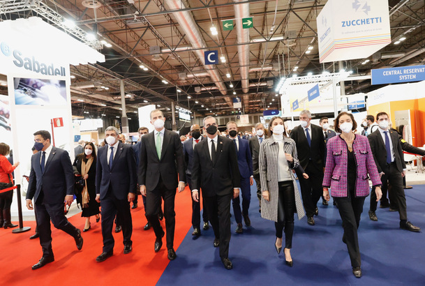 Don Felipe y Doña Letizia junto a las autoridades durante su visita a FITUR