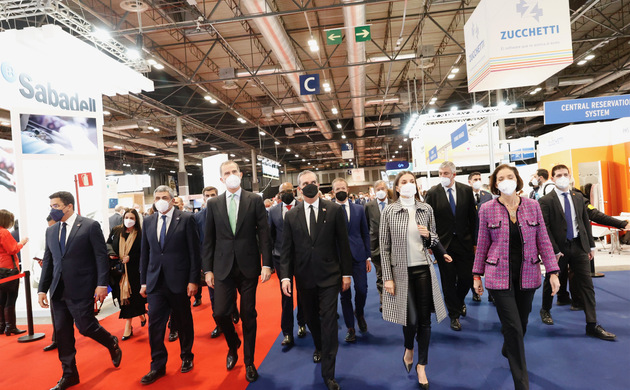 Don Felipe y Doña Letizia junto a las autoridades durante su visita a FITUR