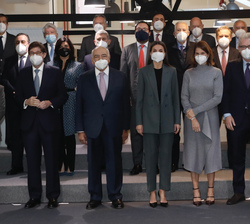 Fotografía de grupo de Su Majestad la Reina con las autoridades y miembros del Patronato de la Fundación de Ayuda contra la Drogadicción (FAD)