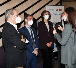 Antes de acceder al auditorio, Doña Letizia  recibe el saludo del secretario de Estado y de los miembros del jurado y mentores de los premios InfoInfl