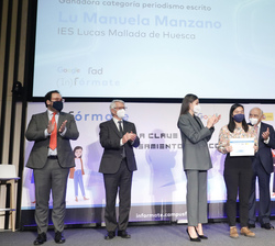 Su Majestad la Reina junto a las autoridades tras la entrega del Premio InfoInfluencers en la categoría de "Escrito" 