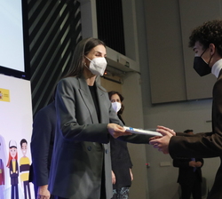 Doña Letizia entrega el Premio InfoInfluencers en la categoría de "Sonoro" a Mario Hernández García, Elena Camín y Luis Hidalgo del I.E.S. C