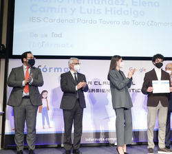 Su Majestad la Reina junto a las autoridades tras la entrega del Premio InfoInfluencers en la categoría de "Sonoro"