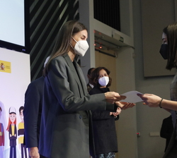 Doña Letizia entrega el Premio InfoInfluencers en la categoría de "Sonoro" a Mario Hernández García, Elena Camín y Luis Hidalgo del I.E.S. C