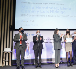 Su Majestad la Reina junto a las autoridades tras la entrega del Premio InfoInfluencers en la categoría de "Sonoro"
