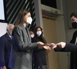 Doña Letizia entrega el Premio InfoInfluencers en la categoría de "Sonoro" a Mario Hernández García, Elena Camín y Luis Hidalgo del I.E.S. C