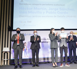 Su Majestad la Reina junto a las autoridades tras la entrega del Premio InfoInfluencers en la categoría de "Audiovisual"