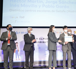 Su Majestad la Reina junto a las autoridades tras la entrega del Premio InfoInfluencers en la categoría de "Sonoro"