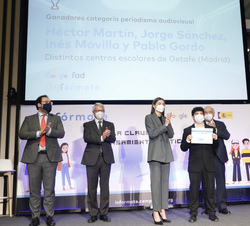 Su Majestad la Reina junto a las autoridades tras la entrega del Premio InfoInfluencers en la categoría de "Audiovisual"