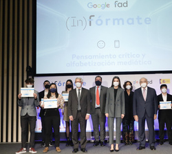 Su Majestad la Reina junto a las autoridades y los premiados