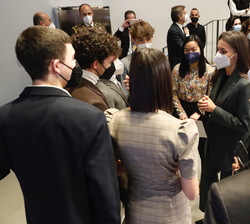 Su Majestad la Reina conversa con los premiados
