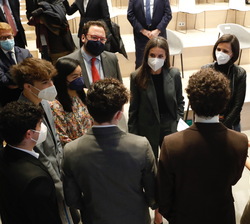 Tras el acto, los premiados conversan con Doña Letizia