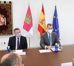 Su Majestad el Rey en la mesa de la reunión informativa sobre la nueva Ciudad de la Justicia de Albacete