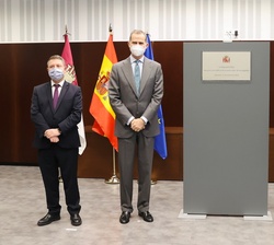 El Rey tras descubrir una placa conmemorativa de la visita