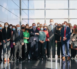 Don Felipe con los trabajadores de la Ciudad de la Justicia de Albacete