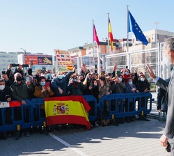 Don Felipe recibe el saludo de las personas que le esperaban a la salida