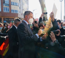 Don Felipe con los vecinos de Albacete tras la visita a la Ciudad de la Justicia