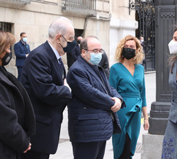 Su Majestad la Reina recibe el saludo de la autoridades y personalidades a su llegada a la Real Academia de Bellas Artes de San Fernando