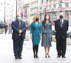 Su Majestad la Reina junto a las autoridades que la recibieron a su llegada