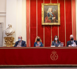 Doña Letizia junto a las autoridades en  la mesa presidencial