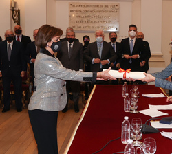 Su Majestad la Reina hace entrega del diploma a la asociación Hispania Nostra, premio que recoge Araceli Pereda como su presidenta