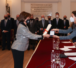 Doña Letizia durante la entrega de la Medalla de Honor de la Real Academia de Bellas Artes de San Fernando a la Asociación Hispania Nostra que recoge 