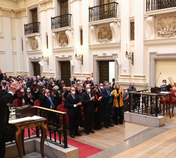 Araceli Pereda, en representación de la Asociación Hispania Nostra, recibe los aplausos del público asistente al acto tras recibir el galardón de mano