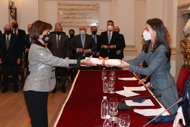 Su Majestad la Reina hace entrega del diploma a la asociación Hispania Nostra, premio que recoge Araceli Pereda como su presidenta