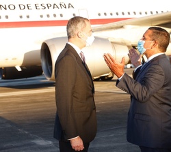 El Rey recibe la bienvenida del gobernador de Puerto Rico, Pedro Pierluisi